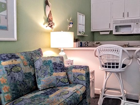 Cozy living area with seating for 6.