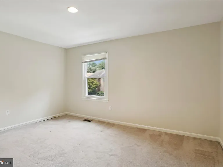 7561 Heatherton Ln — Photo 21
