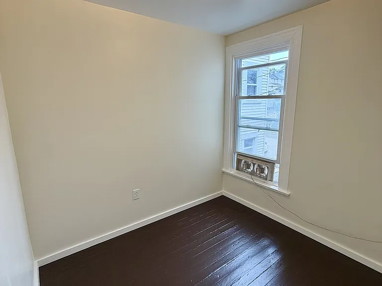 Middle bedroom.
