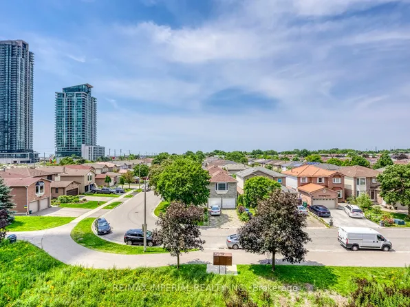 4020 Parkside Village Dr #7, Mississauga, ON L5B 0K2