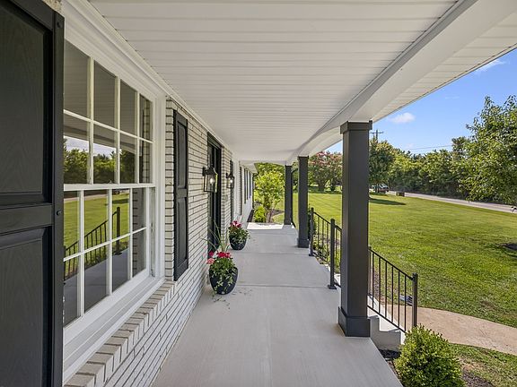 5th image of 100 Catalpa Dr