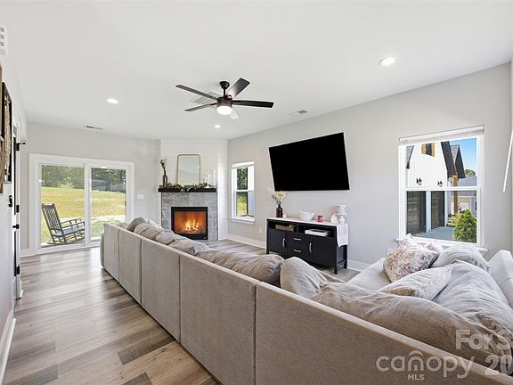 3rd image of 1311 Dockery Dr