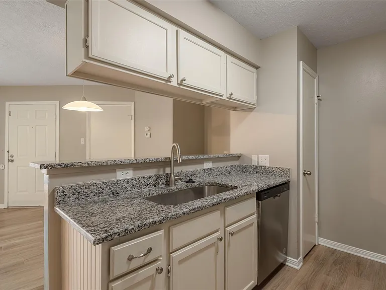 2402 Sycamore Ave #D8 — Photo 12