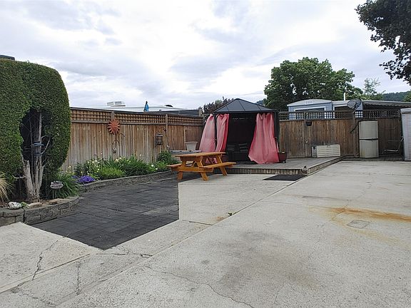 4th image of 415 Commonwealth Rd #143
