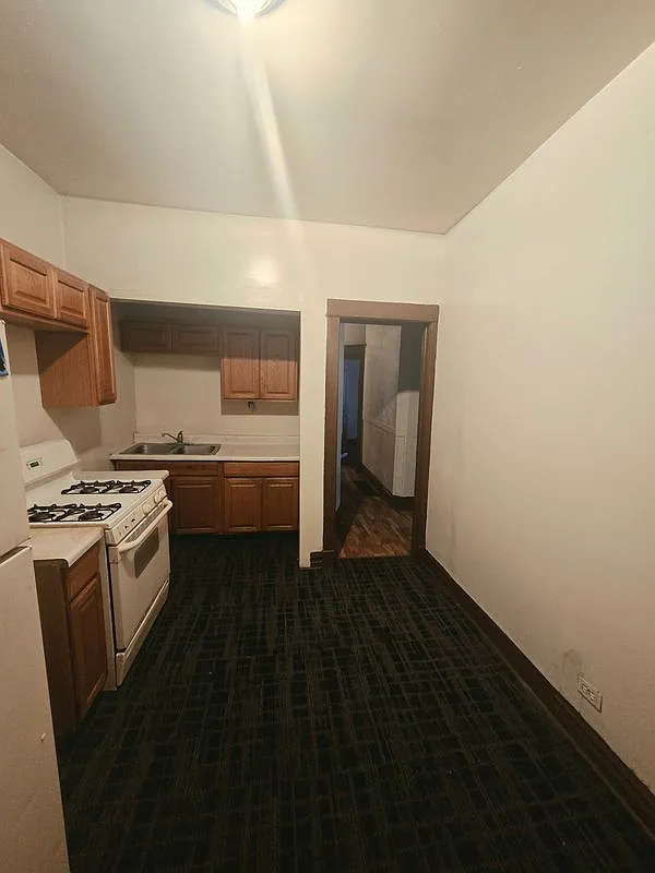 3 bed, 1.0 bath, 1099 sqft, $1,200 — Photo 3