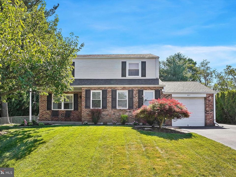 1st image of 621 Crestwyck Dr