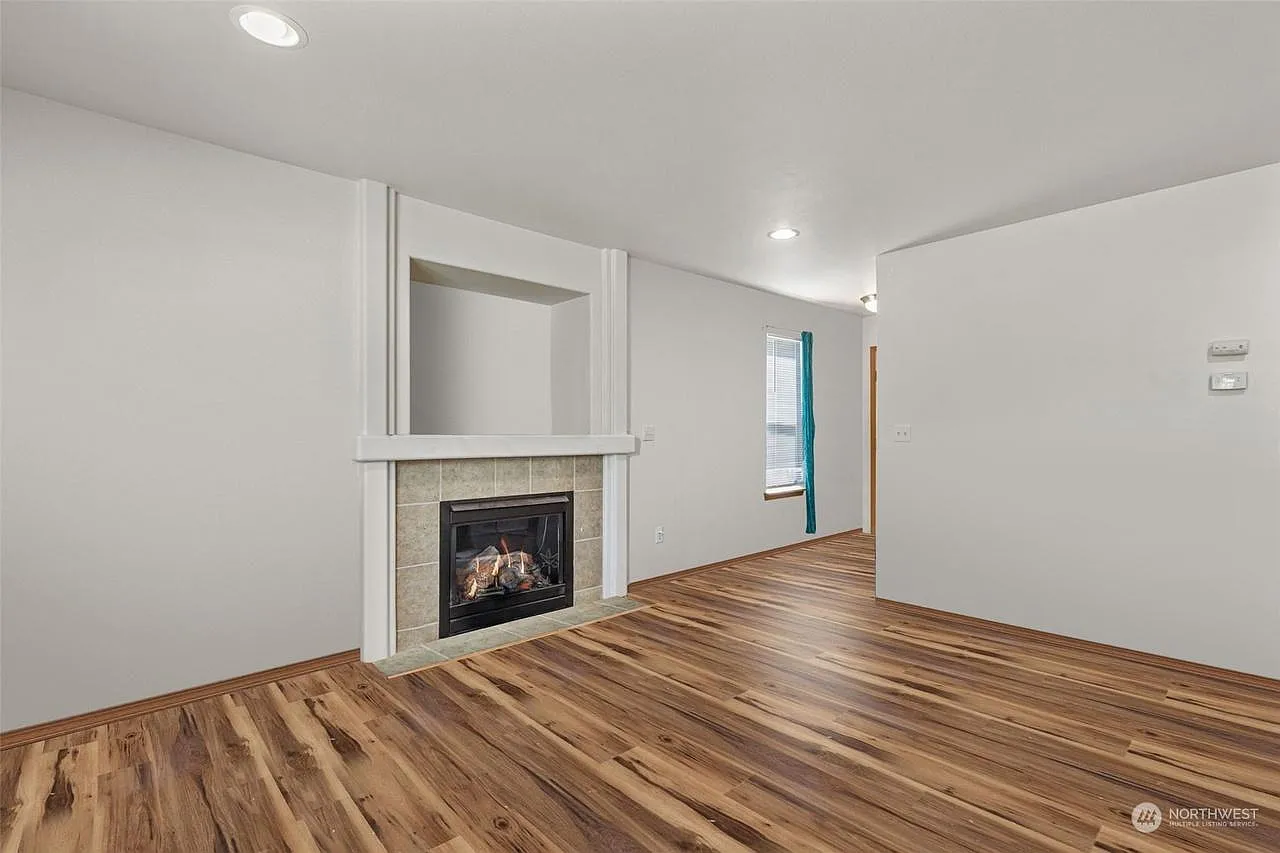 3 bed, 2.5 bath, 1391 sqft, $2,390 — Photo 4