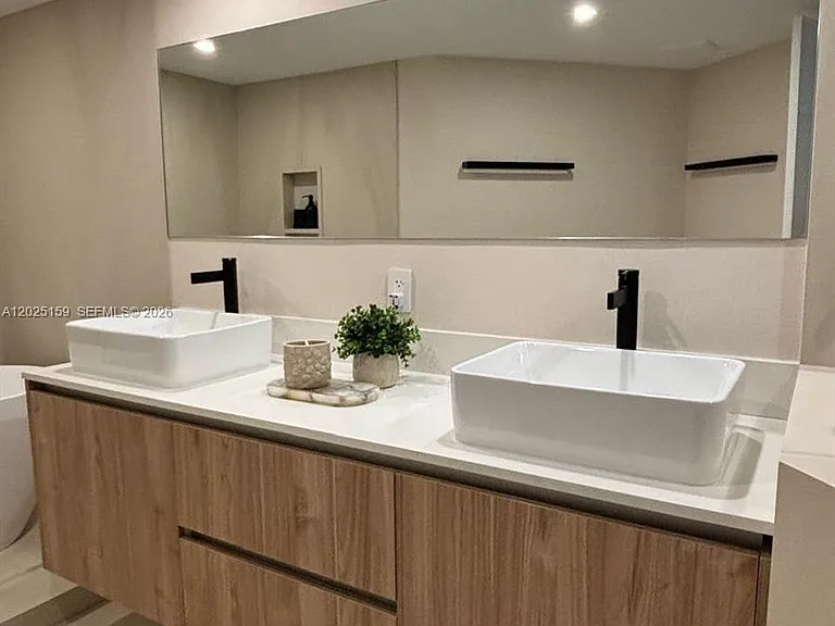 6301 Collins Ave #908 — Photo 8