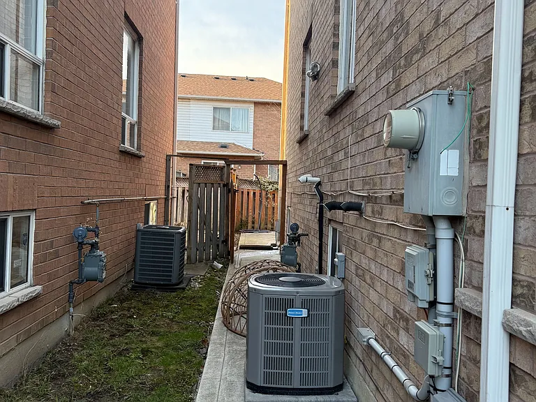 22 Rochefort Dr — Photo 36