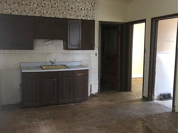 5th image of 214 Sprenger Ave