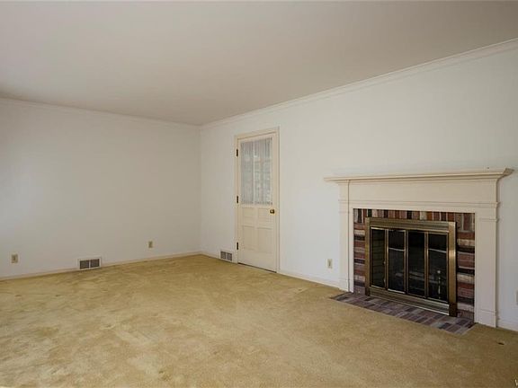4th image of 320 Windsor Ln