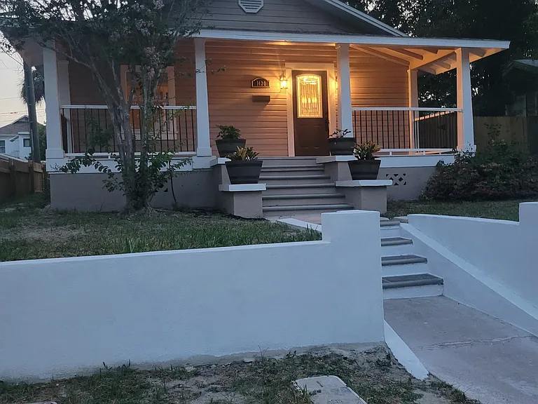 1420 Highland St N — Photo 4