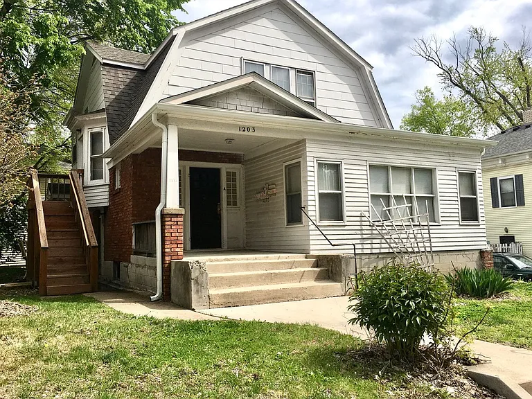 1203 E Walnut St #D — Photo 2