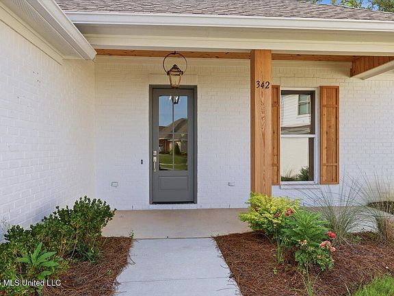 3rd image of 342 Oakville Cir