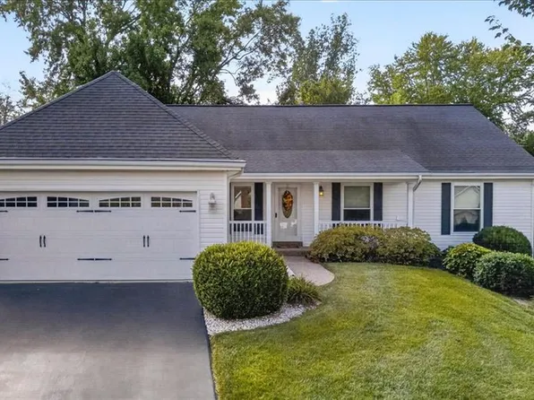 14904 Jockey Club Dr, Chesterfield, MO 63017