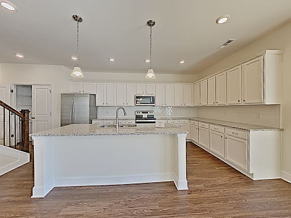 5th image of 421 Bluewater Cir
