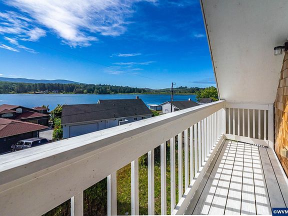 4th image of 1017 NE Lake Dr