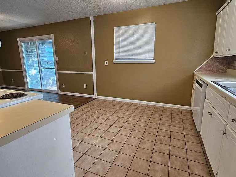 1428 Princeton Cir — Photo 9