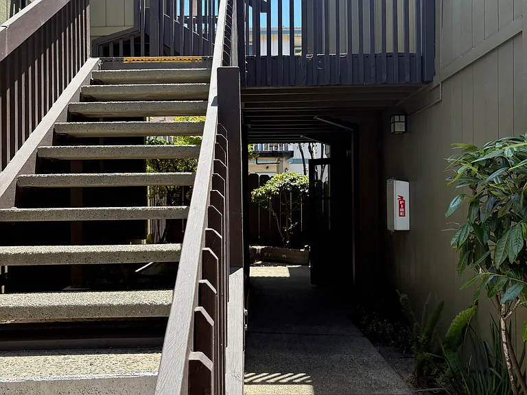 Dela Vina Apartments — Photo 11