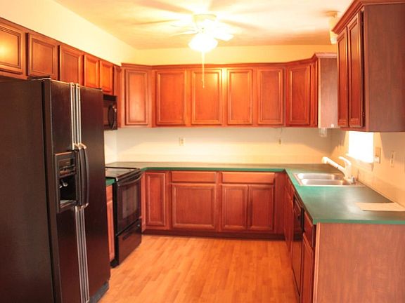 4th image of 589 Twin Pines Way