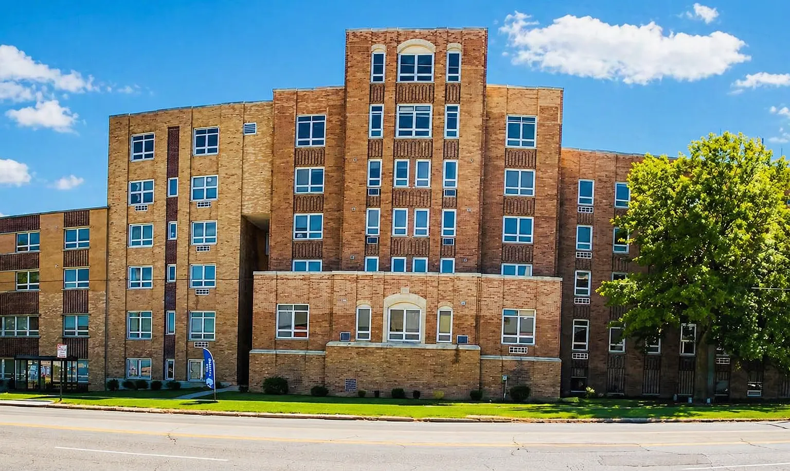 Madison Street Apartments — Photo 1