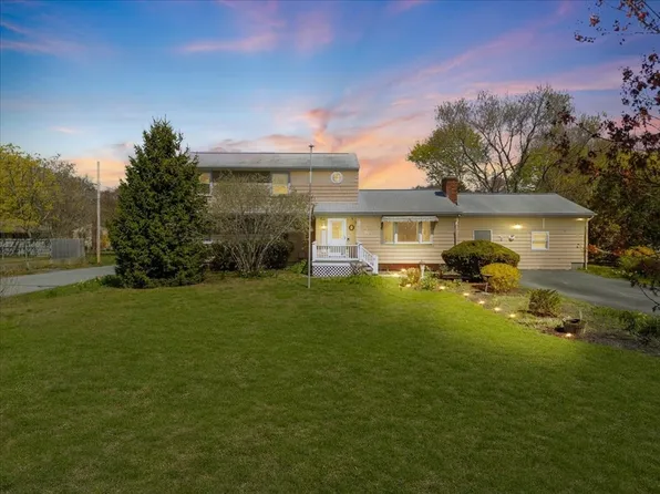 675 Wood St, Swansea, MA 02777