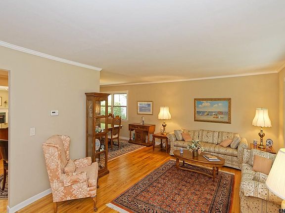 5th image of 28 Scotchpine Dr