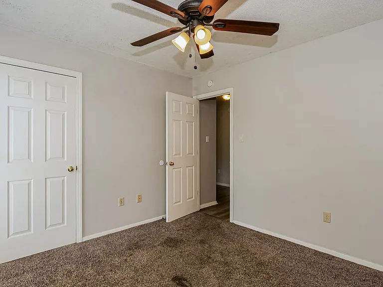 6935 Amanda Dr N — Photo 12