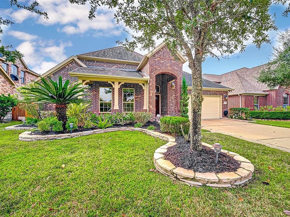 Welcome Home! If you're looking for a LAKE VIEW home that stands out from the rest, you've found it! Begin your journey through the home with a beautiful entrance surrounded by an impressive landscape.