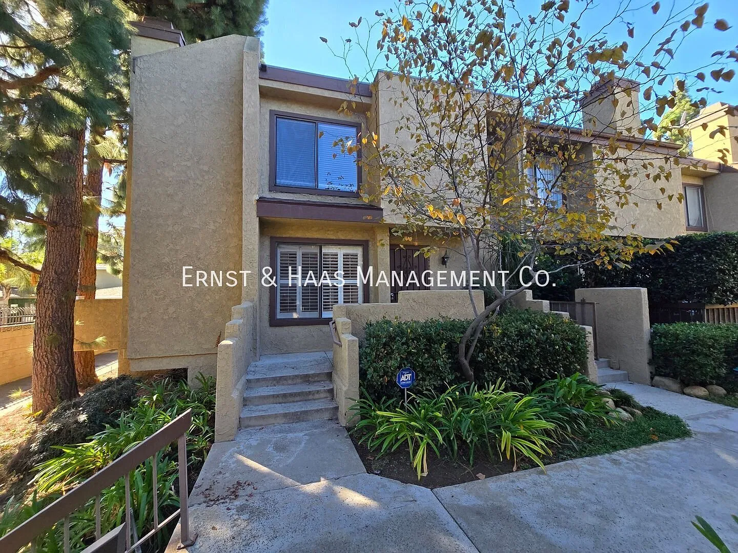 Luxury Carson Townhome with Modern Upgrades! — Photo 3