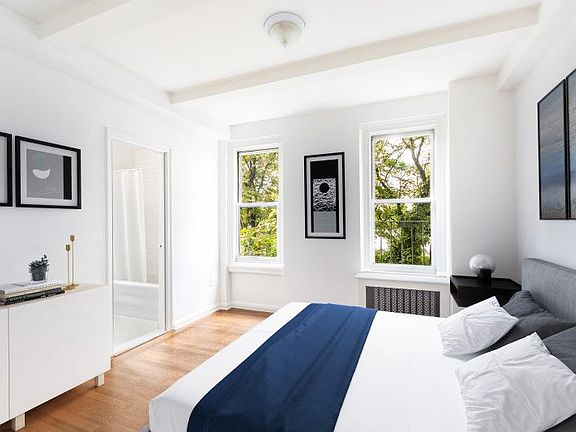 4th image of 325 W 45th St APT 712