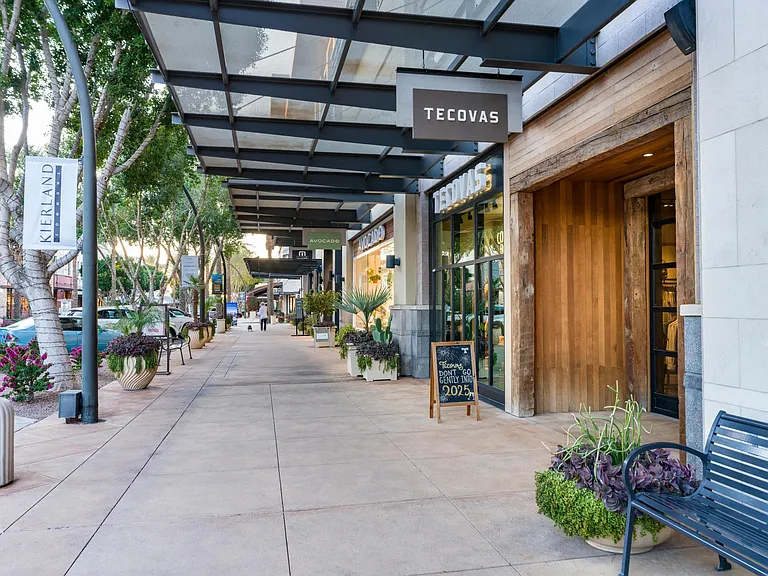 From timeless designs to luxurious leather, Tecovas offers exceptional quality and style.