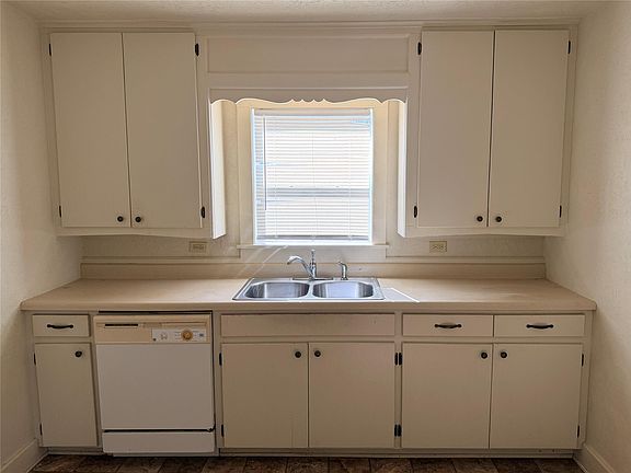 5th image of 502 W 3rd St