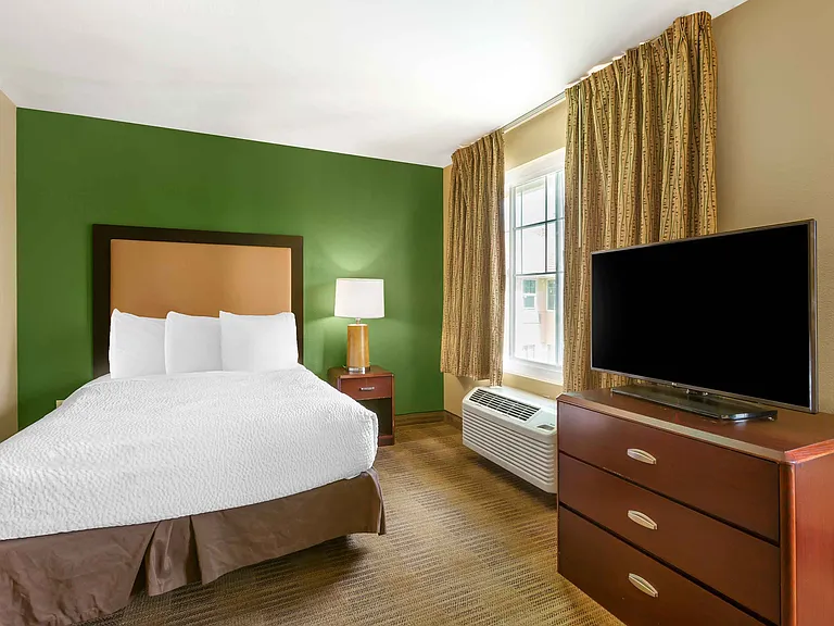 Deluxe Studio - 1 Queen Bed