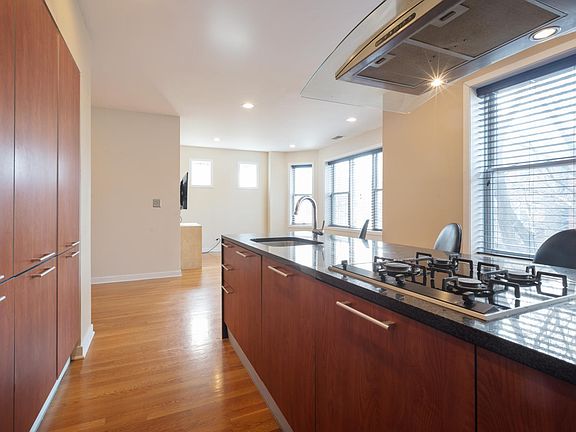 5th image of 1655 N Fairfield Ave APT 301