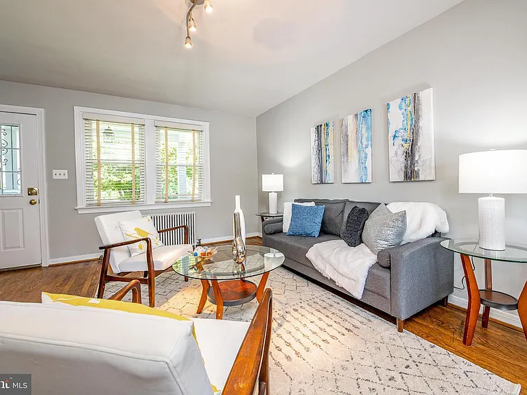 526 Oklahoma Ave NE — Photo 3