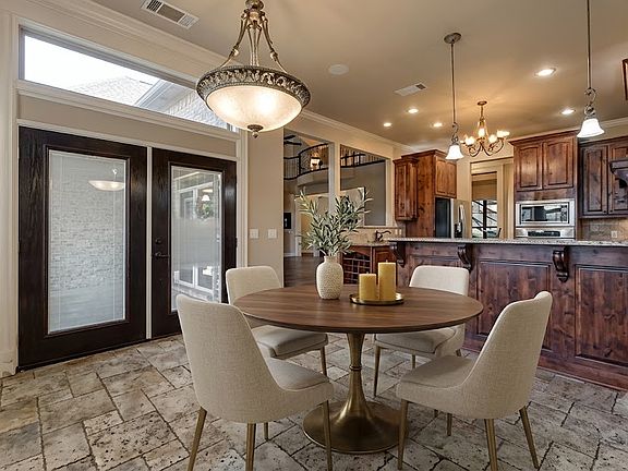 4th image of 6104 Laurel Hill Ln