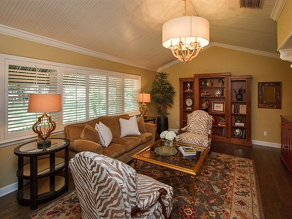 4th image of 221 E Kings Way