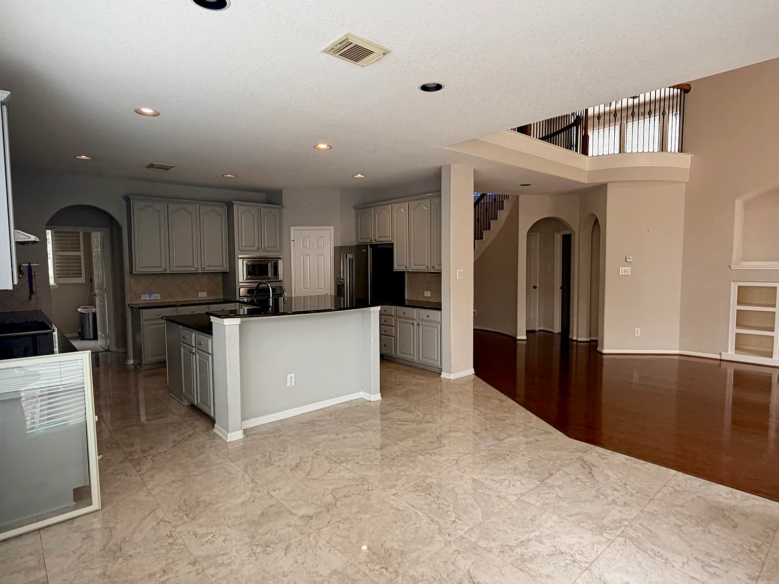 5 bed, 4.5 bath, 4025 sqft, $3,700 — Photo 3