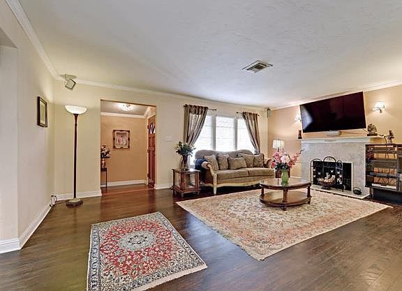 4th image of 526 Macarthur Ave