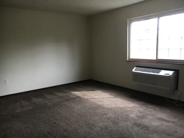 237 Lake Ave NW APT 33, Hartville, OH 44632