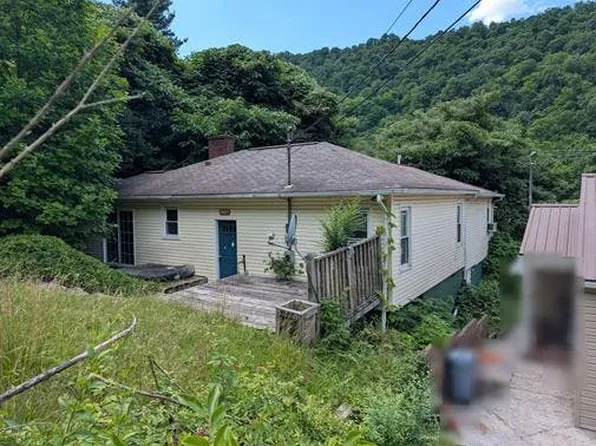 1114 Russell Hill St, Grundy, VA 24614
