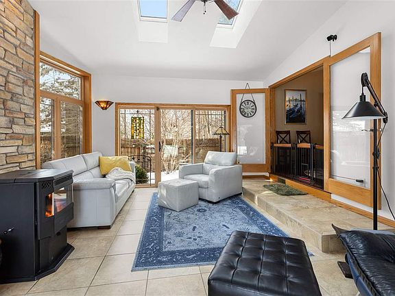 3rd image of 1275 Lakeshore Dr