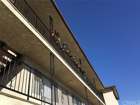 4th image of 660 W 11th St