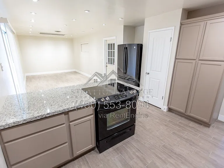 2533 E Blanche Dr — Photo 7