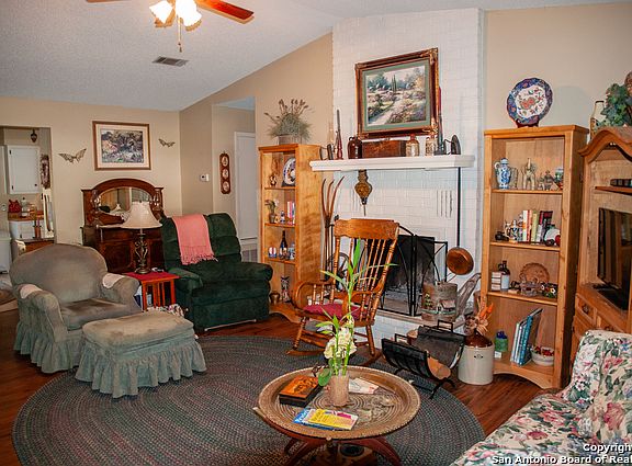 2nd image of 923 Hideaway Cir