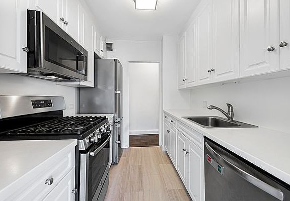 5th image of 215 E 68th St APT 18U