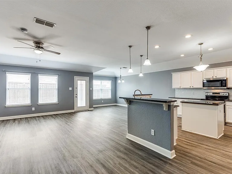 9621 Olivia Dr — Photo 3