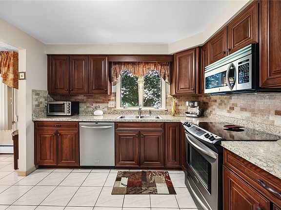 5th image of 72 Ann Marie Dr