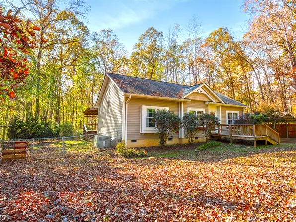 505 Azalea Dr, Tamassee, SC 29686